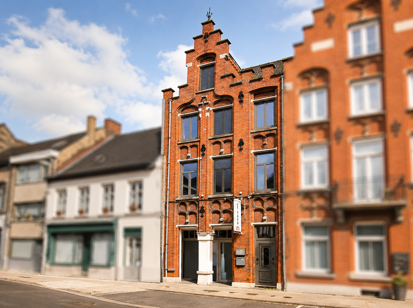 Startprijs: €299.000<br />
Dit karaktervolle gebouw geniet van een uitstekende ligging vlak bij het bruisende centrum van Torhout. Winkels, scholen, o