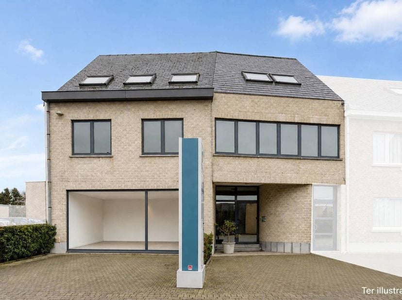 Dit ruime multifunctioneel gebouw (op heden gebruikt als kantoorgebouw) in hartje Haaltert combineert een uitzonderlijk centrale ligging met uitsteken