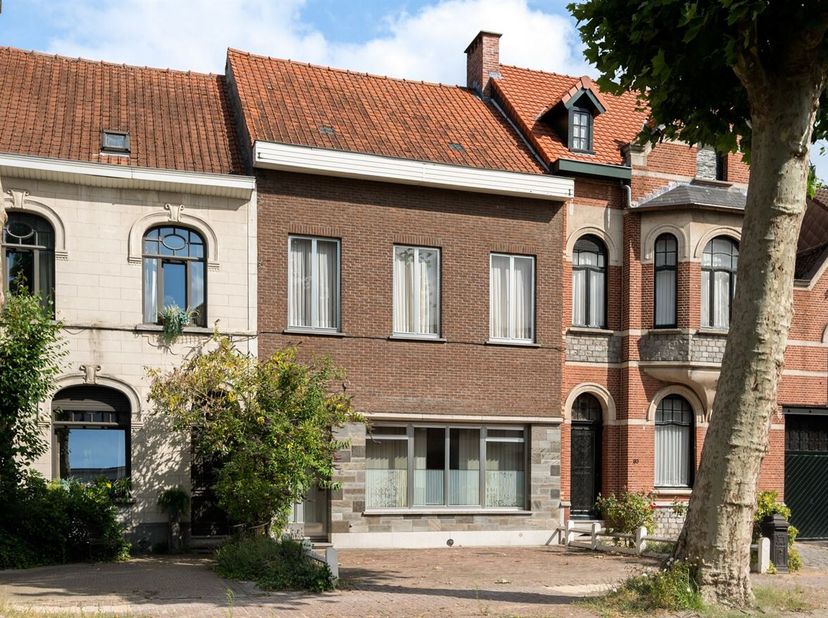 Spacieuse maison de 5 chambres sur un terrain de 395 m²<br />
Cette maison constitue un excellent choix pour ceux qui recherchent une spacieuse maison
