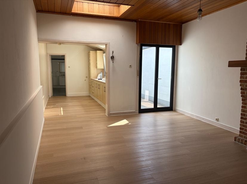 Op zoek naar de perfecte combinatie van stadsleven en rust? Dan is deze charmante woning precies wat u zoekt!<br />
<br />
Gelegen in een levendige, b