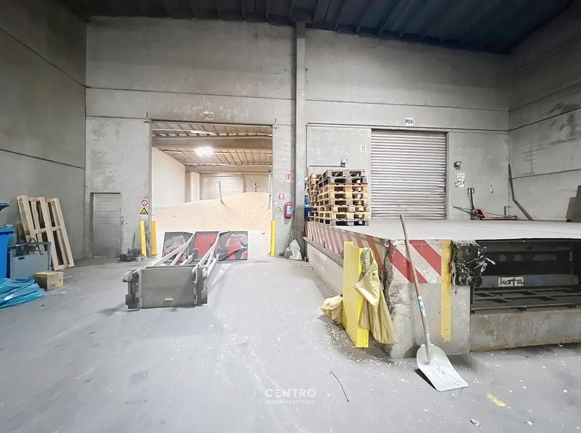 Benaderende bruto-AFMETINGEN:&amp;nbsp;<br />
Magazijn: 600m²&amp;nbsp; (30x20m).<br />
Ruim verhard gemeenschappelijk parkeerterrein met slagboom.<br />
<br