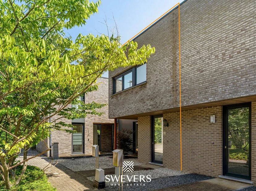 Voor meer info en fotos, surf naar www.swevers.be  Ontdek deze instapklare halfopen woning uit 2017 aan Gilissenweier 15 in Genk. Met een bewoonbare o