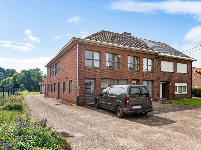 Opbrengsteigendom van 6 studentenkamers en een appartement.<br />
1. Op het gelijkvloers vinden we 6 studentenkamers terug. Respectievelijk zijn de ka