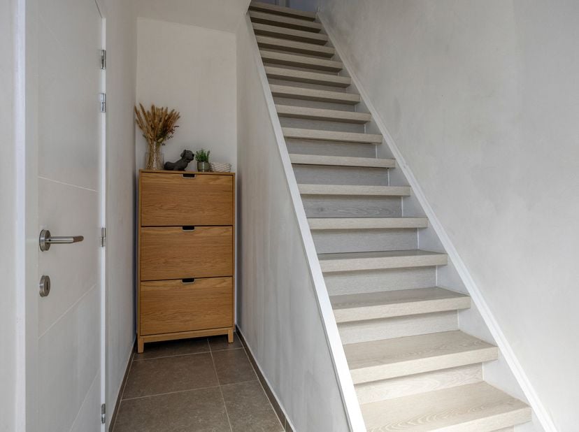 Deze prachtige instapklare halfopen woning is gelegen op een perceel van 2a 78ca, in een rustige en residentiële omgeving, op korte afstand van schole