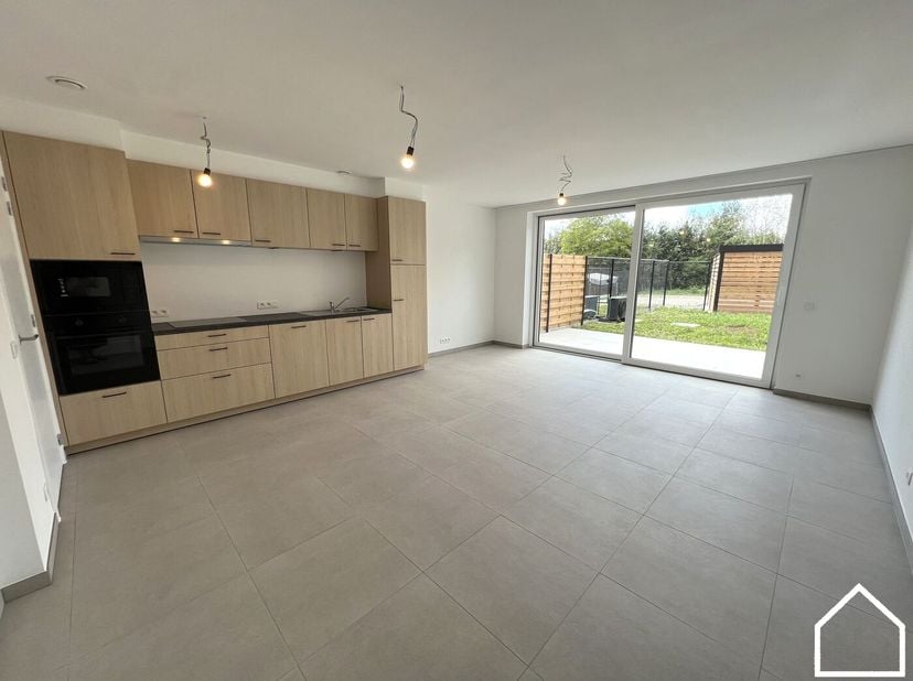 Aan de rand van het centrum van Ieper bevindt zich dit stijlvolle nieuwbouwappartement met één slaapkamer. Dankzij de vlotte bereikbaarheid, de nabijh