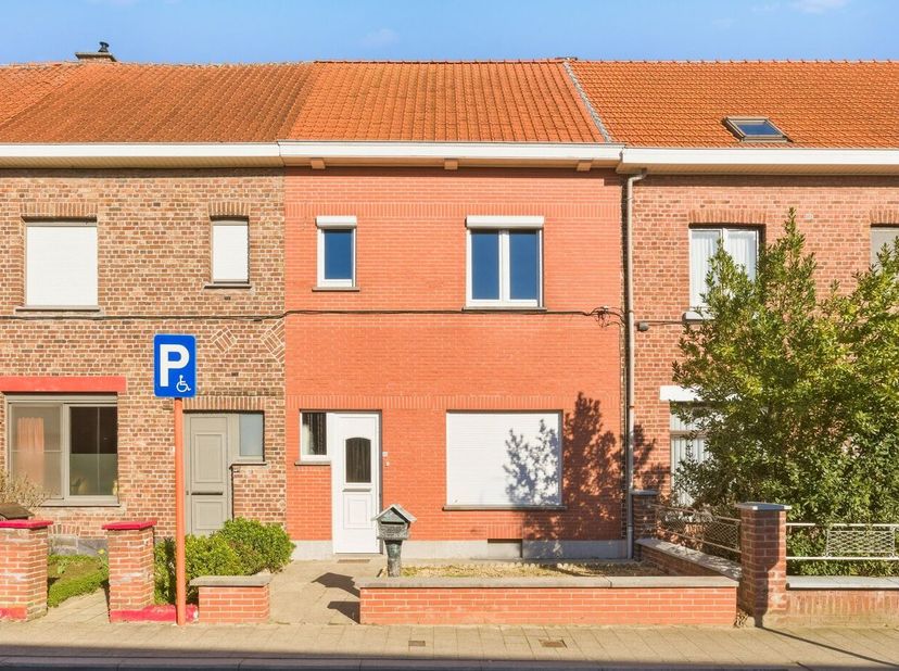 Deze ruime gezinswoning heeft tal van mogelijkheden. Dankzij de grote raampartijen geniet de woning van een aangename en overvloedige lichtinval, wat