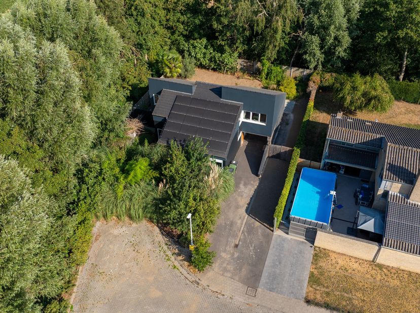 Ontdek deze instapklare alleenstaande woning in het rustige Boezinge, met maar liefst 5 slaapkamers en een inpandige garage.<br />
De woning onderging