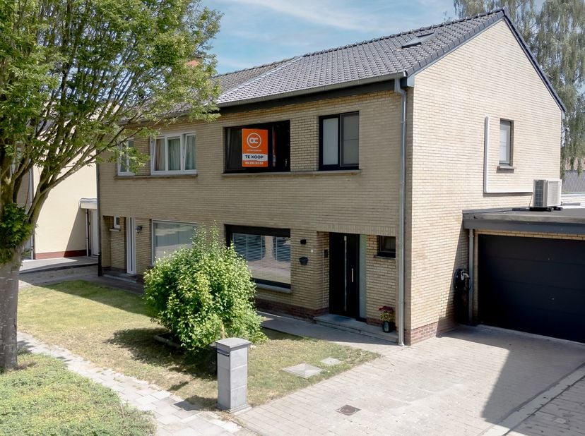 Op zoek naar een volledig instapklare en energiezuinige woning met een zuidgerichte tuin?<br />
<br />
Deze verzorgde woning, gerenoveerd in 2015, gen
