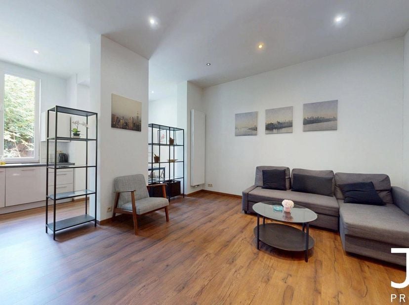 Op een steenworp van het Leopoldpark, vlak bij tal van voorzieningen en het openbaar vervoer, ontdekt u dit prachtige volledig gemeubelde appartement
