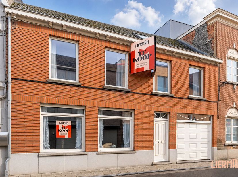 Deze solide woning bevindt zich in het hartje van Herzele, op wandelafstand van de Markt, het Schepenhuis, het gemeentehuis en de Groenlaan, waar u ee