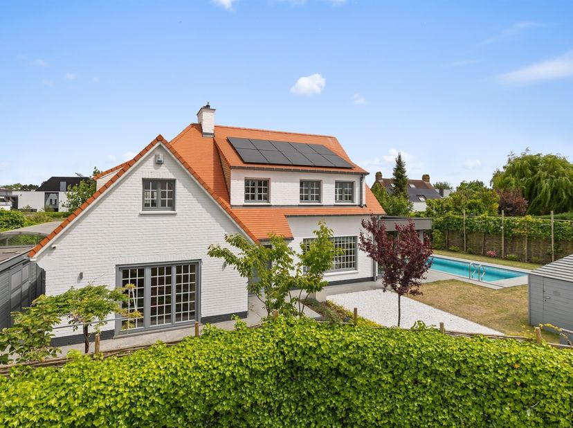 Ontdek Villa Polderhof, een elegante en instapklare villa waar licht, ruimte en verfijnd wooncomfort centraal staan. De royale leefruimtes met open ke