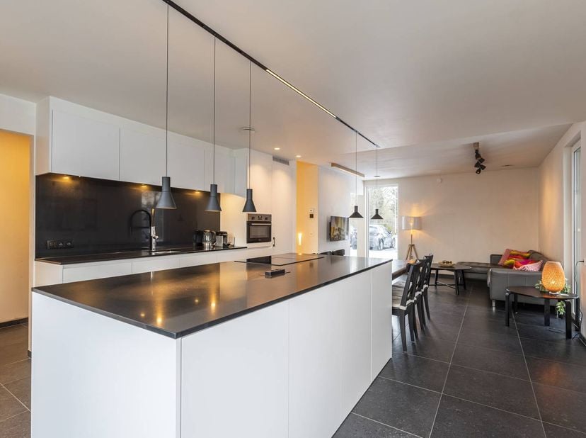 Deze energiezuinige woning is instapklaar en voorzien van alle nieuwe technieken: vloerverwarming, ventilatiesysteem D, domotica, zonnepanelen... Een