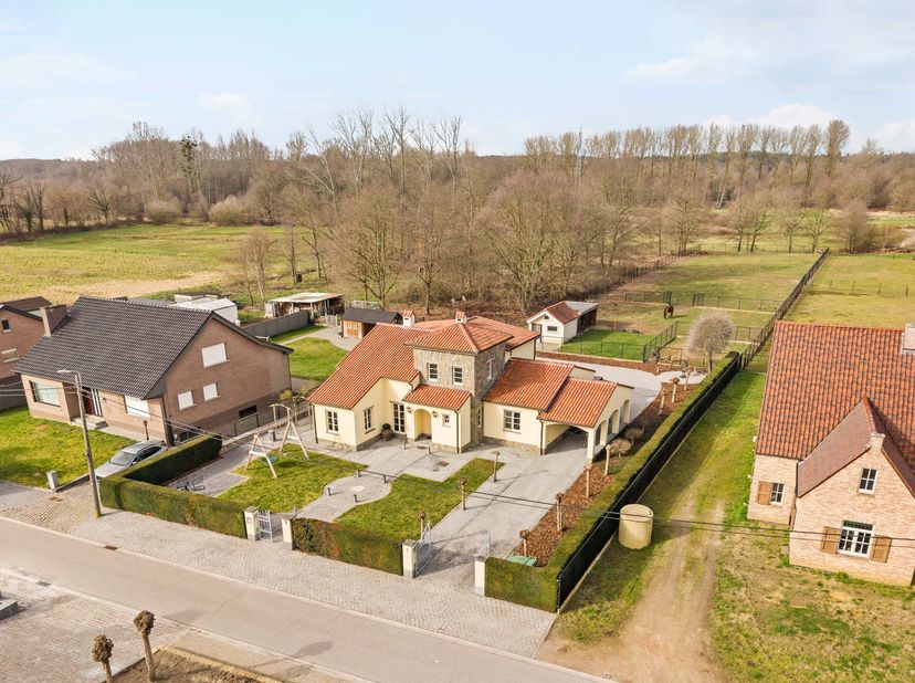 Droomt u van rustig wonen in het groen met ruimte voor paarden of andere hobby’s? Deze charmante Mediterrane villa, gelegen in een kleinschalige en ru