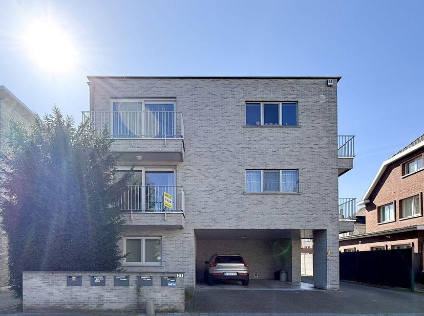Dit appartement is gelegen in het centrum van Beveren, met makkelijke bereikbaarheid naar winkels, openbaar vervoer, verschillende uitvalswegen, ....<