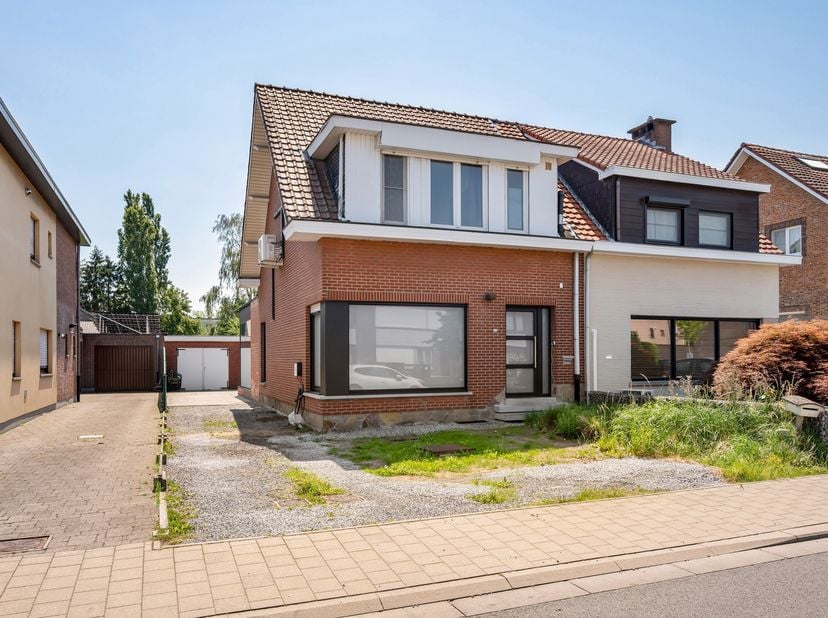 Instapklare halfopen bebouwing met gunstig EPC-label B, 19 zonnepanelen en zonnige tuin!<br />
Op een centrale ligging te Ekeren, nabij winkels, schol