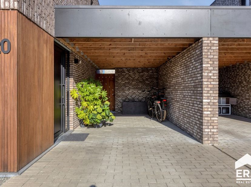 LOMMEL: recente (2023) woning met 3 slaapkamers gelegen in bosrijke omgeving op 5 minuten van Nederlandse grens. inkomhal met afzonderlijk toilet en v