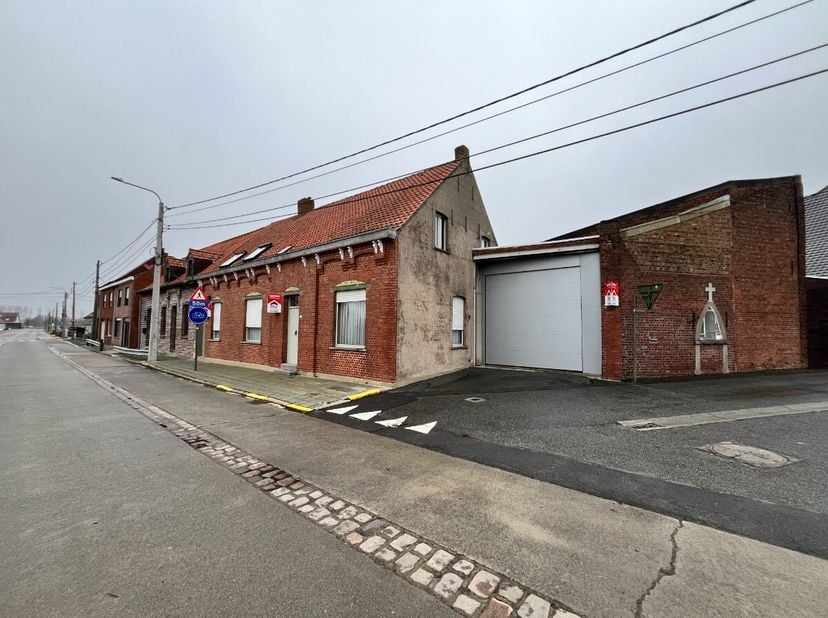 Bent u op zoek naar ruime woning of koppelwoning met tal van mogelijkheden? Deze eigendom is rustig en landelijk gelegen, maar toch vlot bereikbaar. D