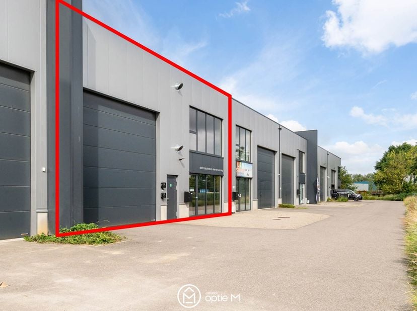Deze energiezuinige en kwalitatief afgewerkte KMO-unit uit 2020 is gelegen in de industriezone van de Lochtemanweg in Heusden en biedt 345 m² bedrijfs