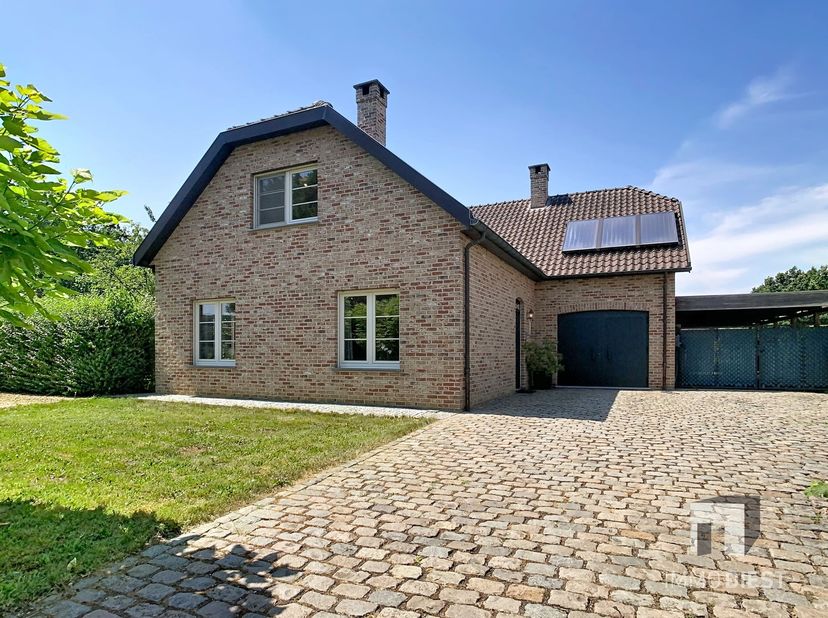 Welkom in dit uitzonderlijk ruime en charmante landhuis in Paal, gelegen op een prachtig perceel van bijna 27 are en met maar liefst 259 m² bewoonbare