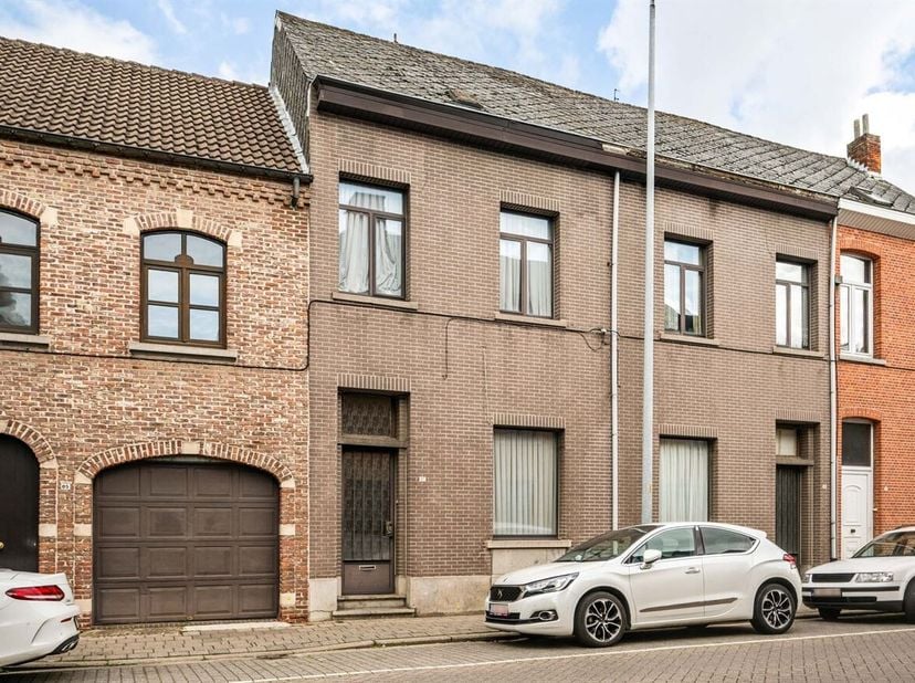 Te renoveren woning met 3 slaapkamers in het centrum van Herentals! <br />
Locatie: Gelegen vlakbij de Grote Markt, in het centrum van Herentals met a