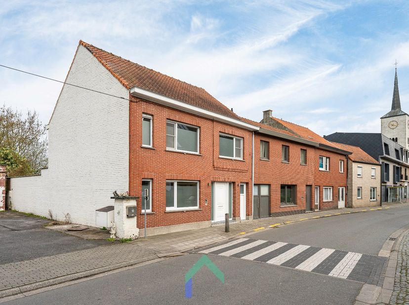 Ligging<br />
Deze charmante gezinswoning bevindt zich in een aangename woonomgeving in Landegem. De ligging combineert een residentieel karakter met