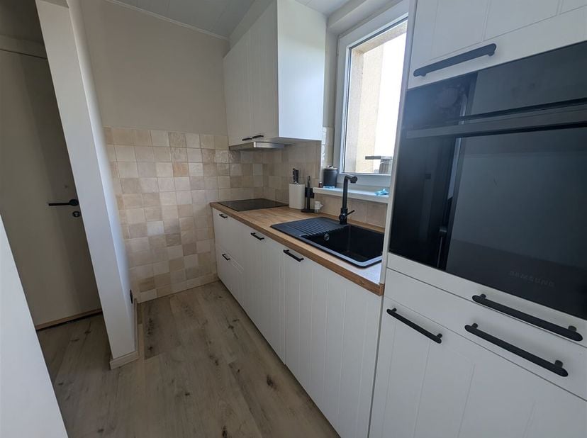 Agencement : Hall d'entrée, salon-salle à manger, cuisine, chambres et salle de bains <br />
Description : Cet appartement lumineux est situé au sixiè