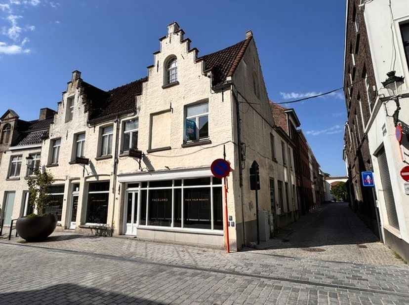 Ruime stadswoning met 4 slaapkamers, garage en stadsterras in hartje Brugge (NIEUW EPC in AANVRAAG).<br />
<br />
Op een uitstekende ligging in het hi