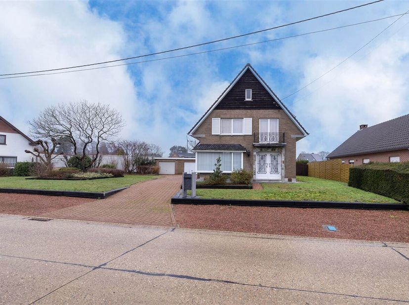 Vrijstaande woning met 3 slaapkamer op circa 1341m².<br />
Indeling:<br />
- Kelder<br />
- Gelijkvloers: inkomhal, woonkamer, veranda, keuken, toilet