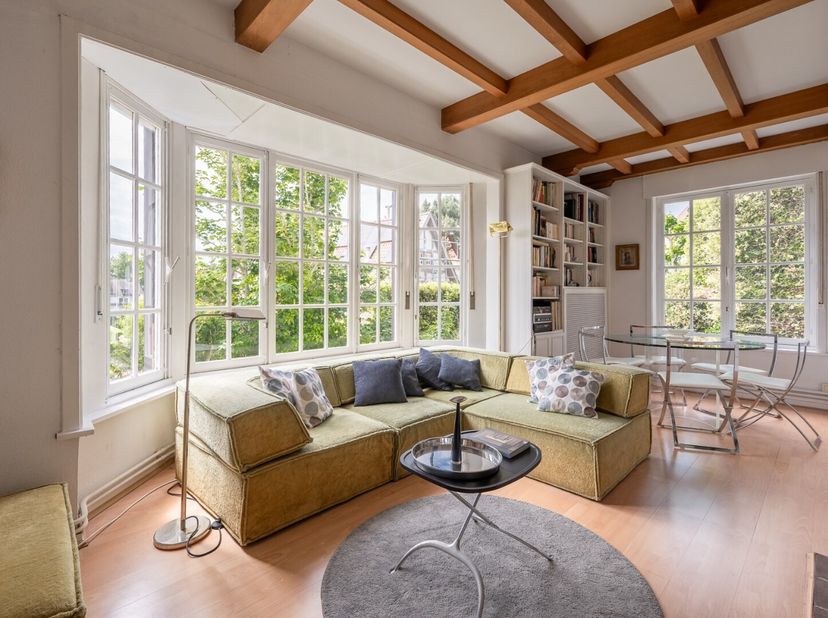 À quelques pas du front de mer, dans la Zoute, tout près du place Albert, cet appartement est situé dans un bâtiment emblématique avec beaucoup de cha