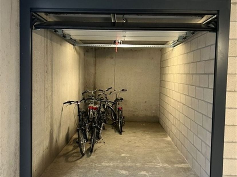 Garageboxen 1 + 2 - beiden met automatische poort - 12 m2 - maximum hoogte 2m30