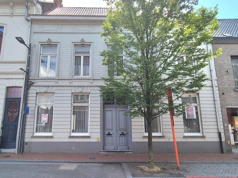 In het centrum van Izegem bevindt zich deze karaktervolle herenwoning met prachtige gevel, die meteen charme en klasse uitstraalt, ideaal voor wie won