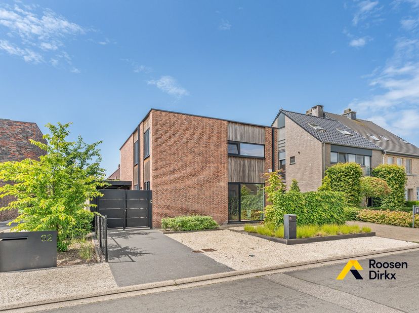 Deze hoogwaardig afgewerkte gezinswoning ligt in de Herenstraat, een gegeerde locatie aan de rand van het Breese stadscentrum.<br />
De woning beschik