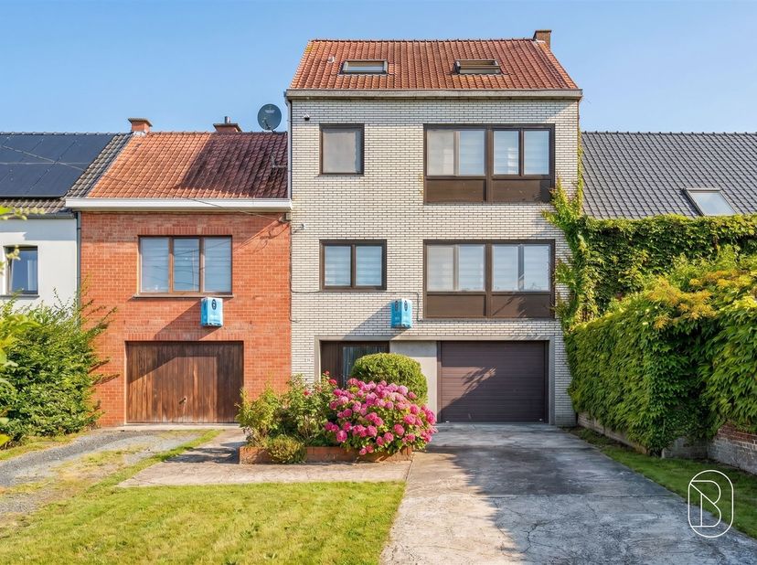 Vous recherchez une maison de plain-pied, située au calme et exceptionnellement spacieuse, comprenant pas moins de 5 chambres, 3 salles de bains, 2 ga