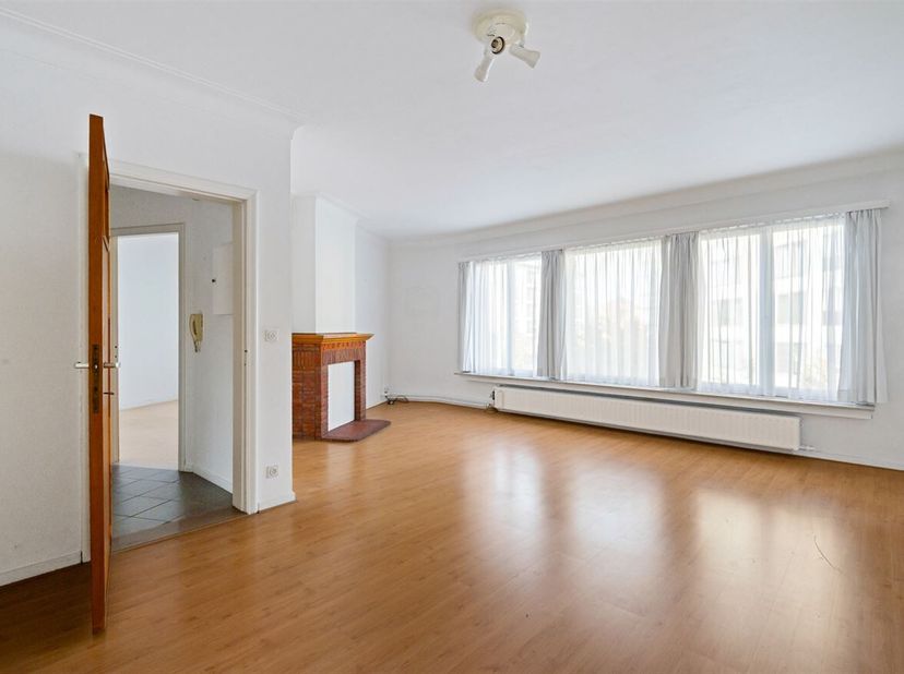 Journée portes ouvertes le samedi 14 mars de 17h00 à 18h00<br />
Appartement de 2 chambres à coucher à rénover à Deurne sud !<br />
Situation : l'appa