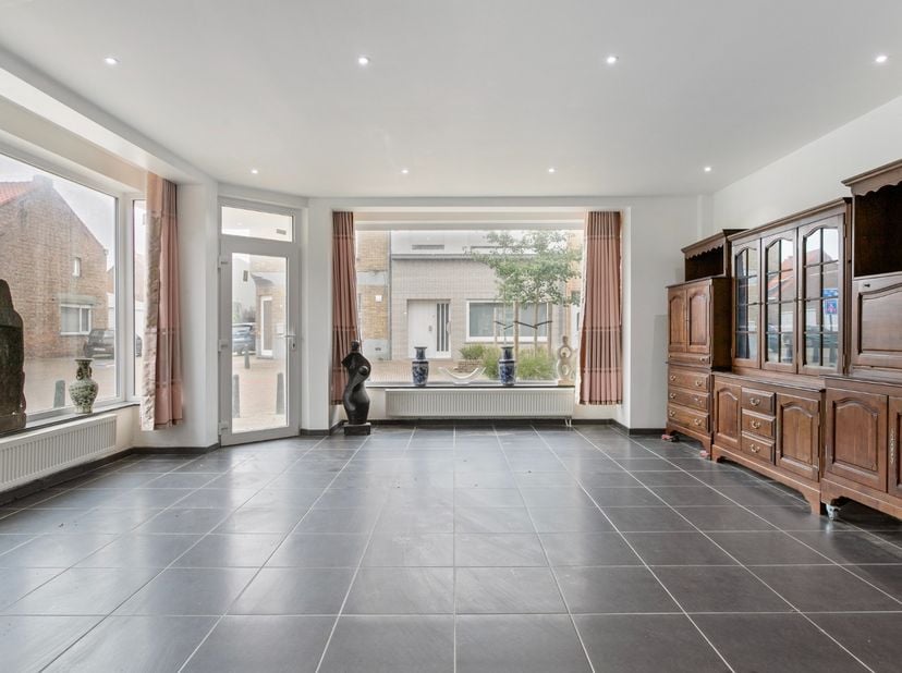 Interessante investeringseigendom / multifunctionele (handels)woning te koop in De Panne<br />
<br />
Bent u op zoek naar een grote ééngezinswoning,&amp;n