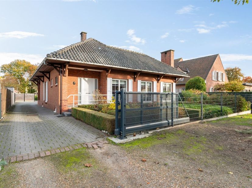 Gelijkvloerse woning met een grote zolder en ondergrondse garage/kelder, op een mooi gelegen ruim perceel van 906m² te Stabroek.<br />
We betreden dez