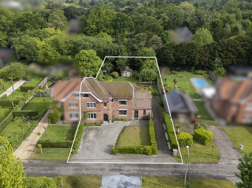 Karakteristieke en uitzonderlijk gelegen ingenieurswoning met o.a. 7 slaapkamers, 3 badkamers, hobbyruimte en private, organisch ingerichte natuurtuin