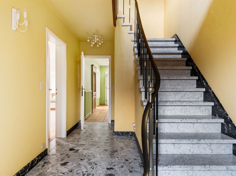 Te renoveren open bebouwing met 4 slaapkamers, garage en zonnige tuin in Schilde, Ommegangstraat 13. <br />
Bent u op zoek naar een woning die u volle
