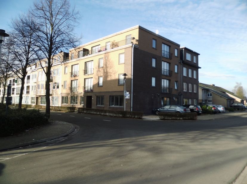 Mooi, ruim appartement, 3de verdiep, lift, living, open keuken, berging, 2 slpks, badkamer, toilet. Goed onderhouden. <br />
HP : 680 €, gemeenschappe