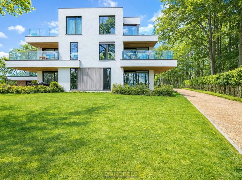 Cet APPARTEMENT EXCLUSIF se situe dans un MAGNIFIQUE COMPLEXE D’APPARTEMENTS, à proximité du BOIS DU KLUISBOS. La combinaison de MATÉRIAUX DE QUALITÉ