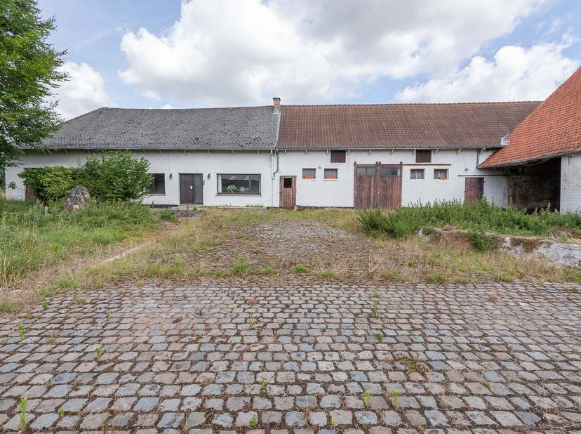 BOERDERIJ MET BEDRIJFSWONING<br />
<br />
Op zoek naar een boerderij met bedrijfswoning die u volledig naar eigen smaak kunt inrichten? Deze ruime te
