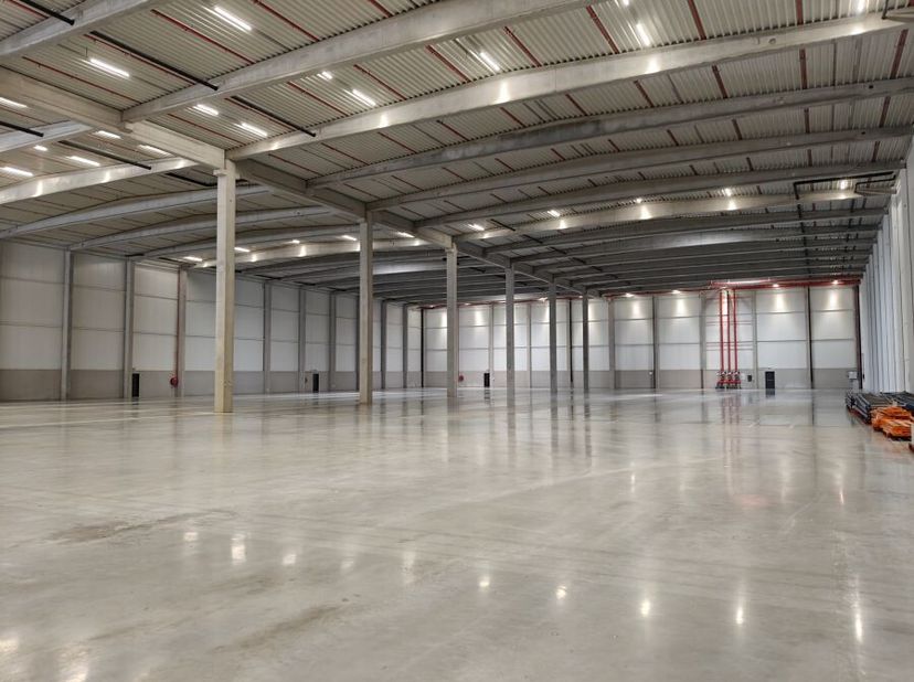 Dit logistieke magazijn in de industriezone van Boom maakt een hoogwaardige combinatie van opslag en distributiemogelijkheden mogelijk. Met een focus