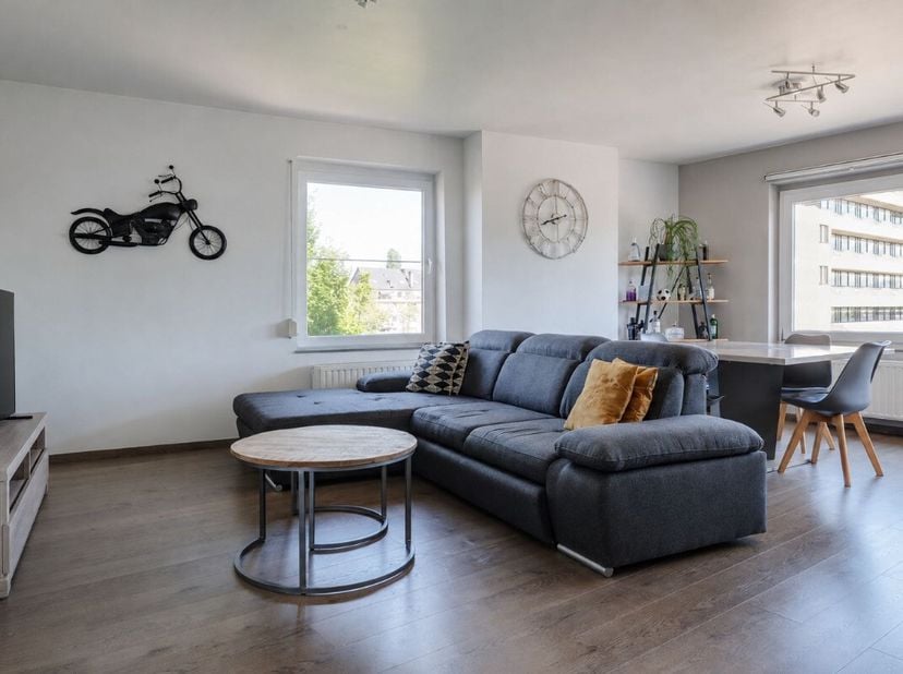 Dit appartement combineert een praktische indeling met aangenaam wooncomfort. Met twee volwaardige slaapkamers en een gezellig terras geniet je hier v