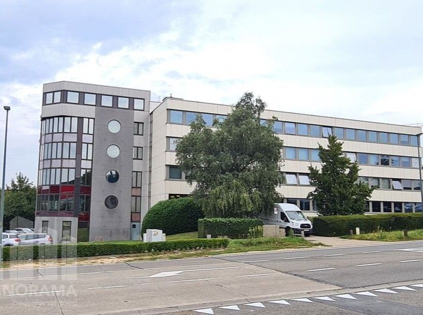 Espace de bureaux / polyvalent prêt à l’usage de 134 m² à louer, idéalement situé le long de la très fréquentée Leuvensesteenweg (N2) et à proximité d
