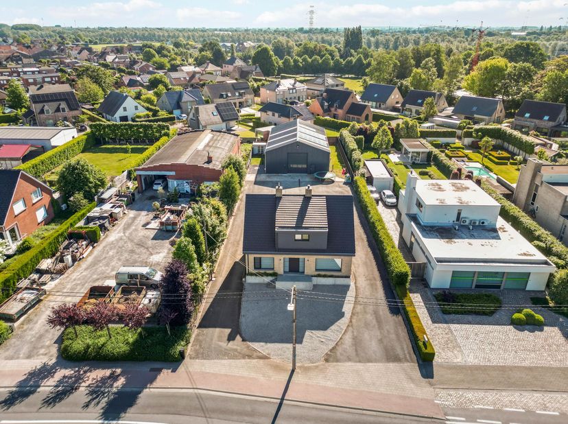 Gerenoveerde villa met ruime loods / werkplaats 240m²<br />
<br />
Recent gerenoveerde villa met vergunde werkplaats/magazijn (AMBACHT) van 240m² te k