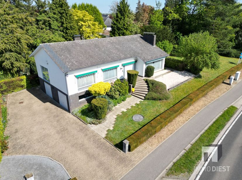 GELIJKVLOERSWONING IN TESSENDERLO MET UITSTEKENDE POTENTIEEL<br />
<br />
Deze charmante gezinswoning bevindt zich op Baalberg in Tessenderlo en bes