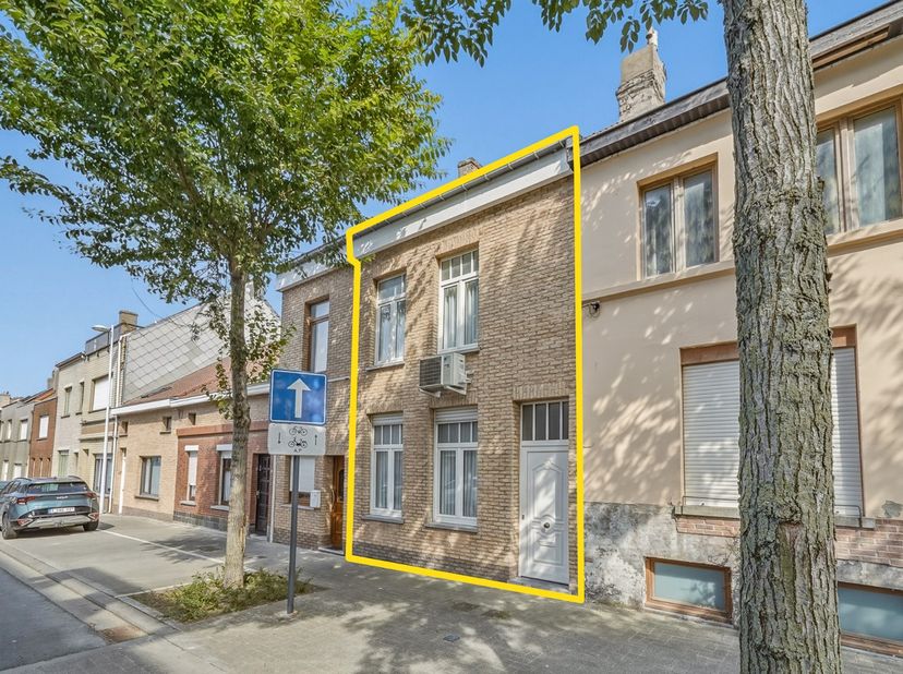 Op een centrale ligging te Bredene, nabij het shoppingcentrum en de spuikom bevindt zich deze gesloten woning met een bruikbare vloeroppervlakte van m