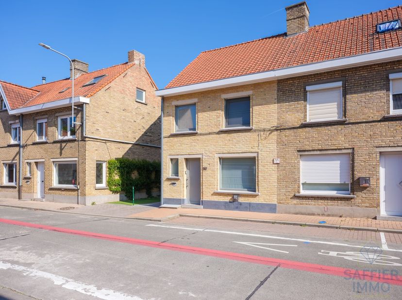 Op zoek naar een instapklare woning in centrum Ingelmunster, op een boogscheut van tal van voorzieningen?<br />
Deze instapklare halfopen woning ligt