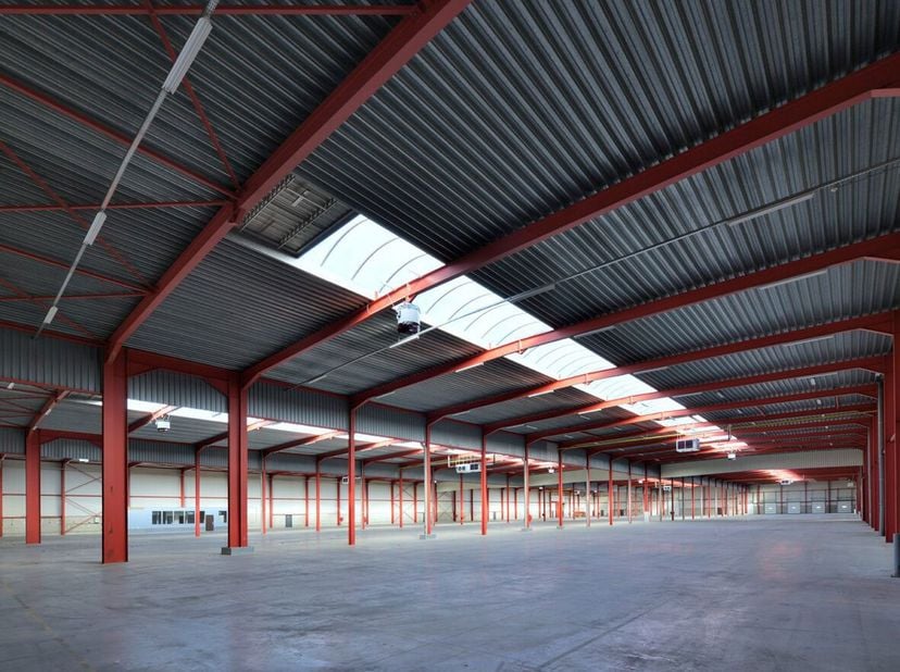 - Units A 10.153m² + B 6.561m²<br />
- Totaal magazijnen 16.714m²<br />
- Kantoor 533m²<br />
Kenmerken magazijn : <br />
- Hoogte 8,04m<br />
- Buite