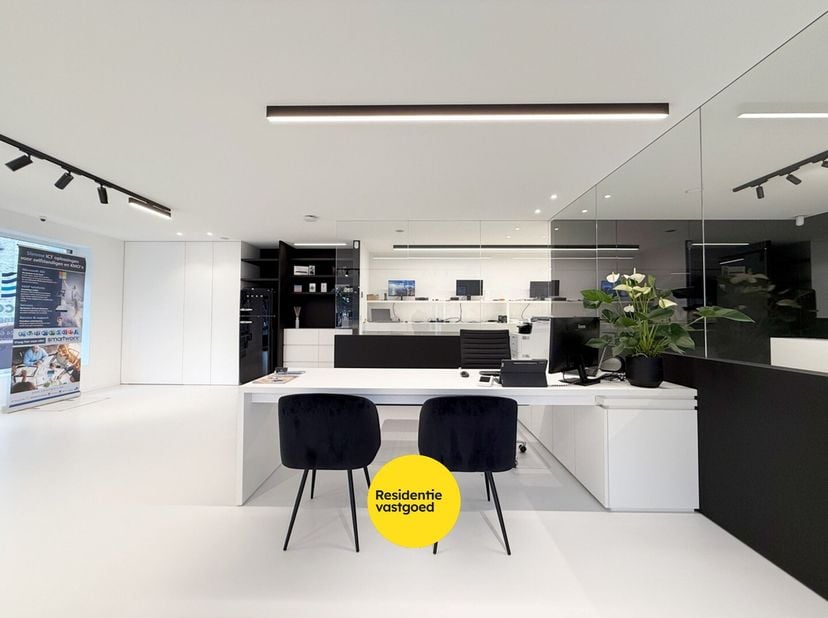 Instapklaar en hoogwaardig handelspand (122 m²) op topligging in Nieuwpoort Stad<br />
Momenteel huisvest dit moderne handelspand het gekende bedrijf